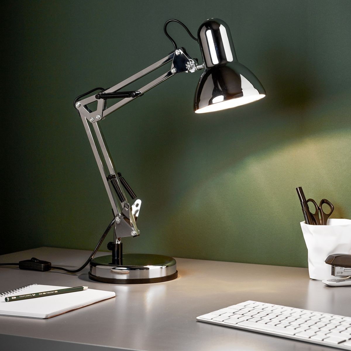 Magnifique lampe de bureau au design industriel