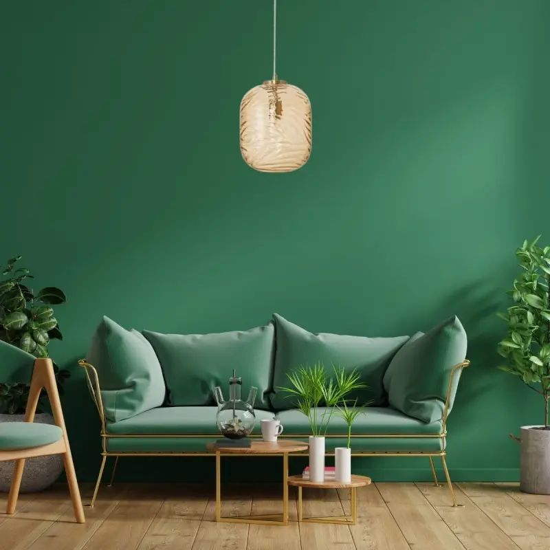 L'idéal pour réussir sa décoration salon : des couleurs unies, à l'image de ce lustre dans un salon vert