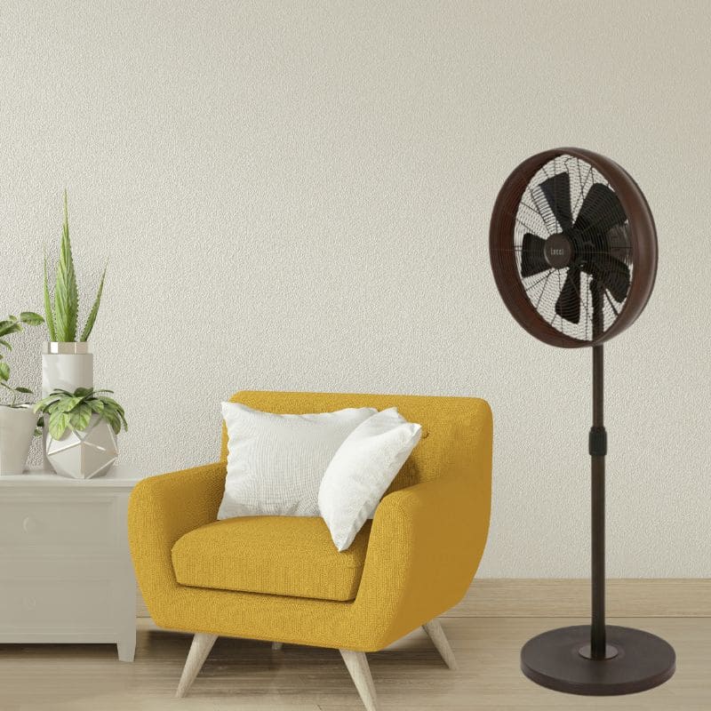 Ventilateur sur pied modèle Pedestal Breeze fan pour se rafraichir dans une pièce, ici un salon avec un fauteuil jaune moutarde